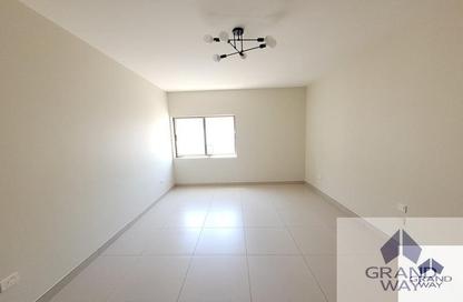 Apartment - 3 Bedrooms - 3 Bathrooms for rent in Dar Al Buteen 1 - Al Muraqqabat - Deira - Dubai