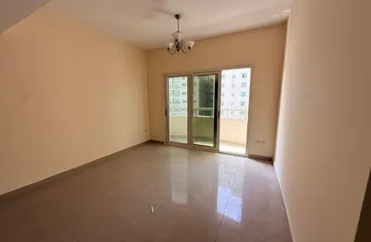 شقة - 2 غرف نوم - 2 حمامات للايجار في بناية أبو شغارة - أبو شغارة - الشارقة