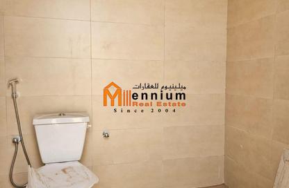 Warehouse - Studio - 2 Bathrooms for rent in Al Jlail - Al Sajaa - Sharjah
