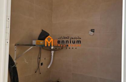 Warehouse - Studio - 2 Bathrooms for rent in Al Jlail - Al Sajaa - Sharjah