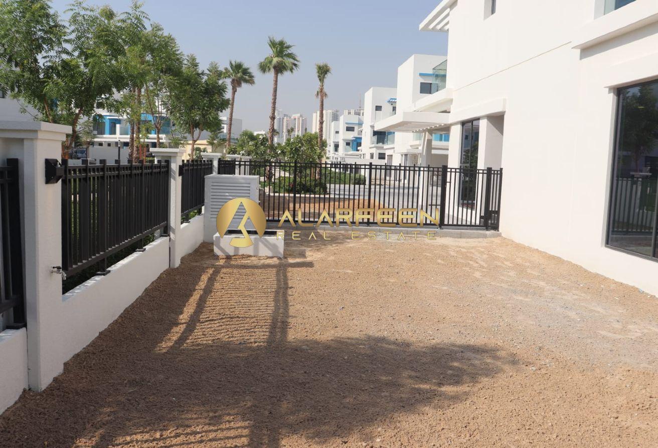 Corner Villa| Multiple Options Available| Call Now photo 13