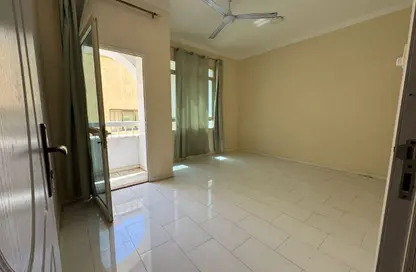 شقة - 2 غرف نوم - 2 حمامات للايجار في النبعة - الشرق - الشارقة