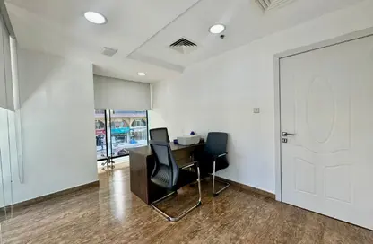 مكتب - 2 حمامات للايجار في شارع حمدان - أبوظبي