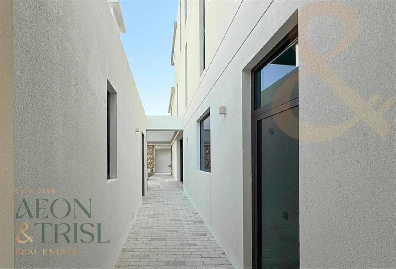Luxurious Villa | Biggest Corner Plot | Single Row photo 15
