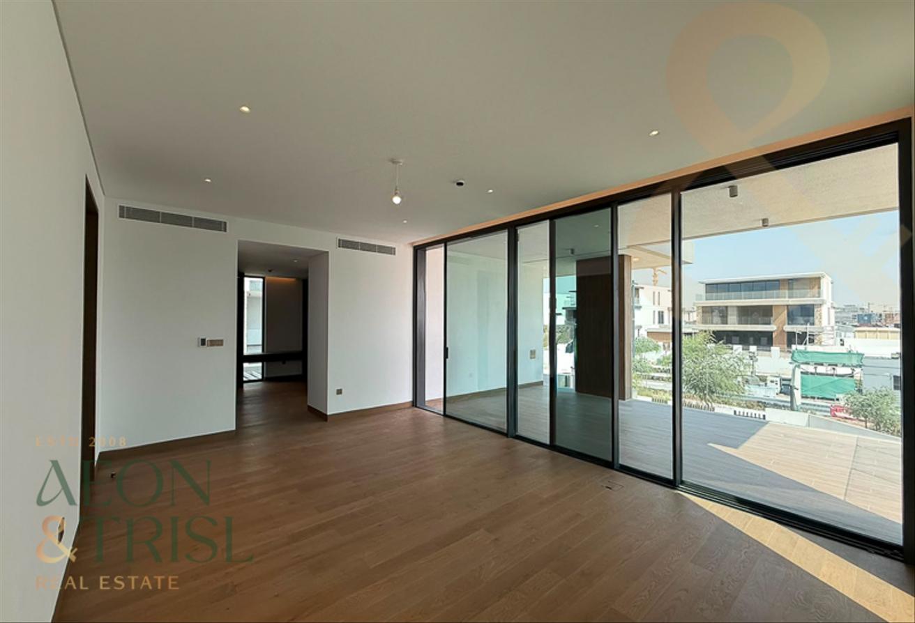 Luxurious Villa | Biggest Corner Plot | Single Row