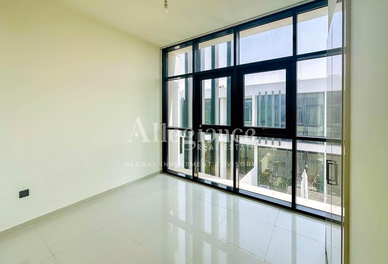 Spacious 3BR + Multipurpose Room | Private Garden photo 6