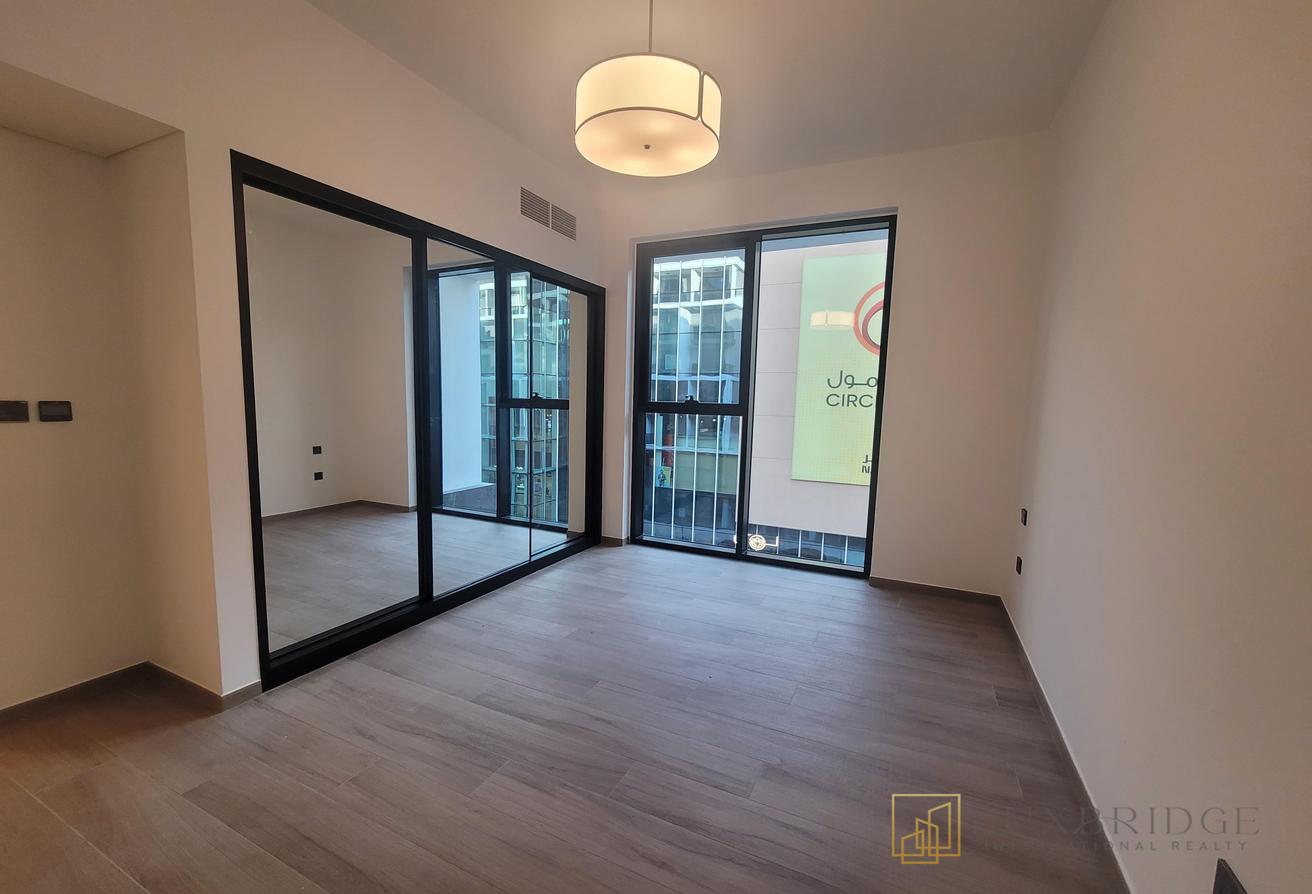 Modern One bedroom | Study Room | Unfurnished photo 8