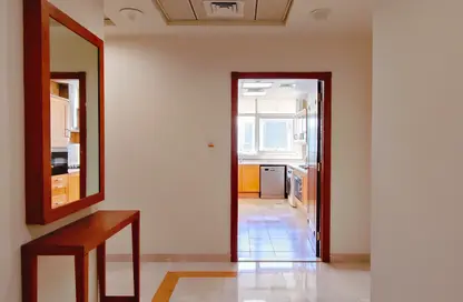 شقة - 2 غرف نوم - 2 حمامات للايجار في برج الخزنة - شارع النجدة - أبوظبي