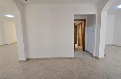 Villa - 4 Bedrooms - 2 Bathrooms for rent in Jumeirah 1 - Jumeirah - Dubai