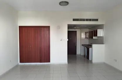 شقة - 1 حمام للايجار في K04 - طراز يوناني - المدينة العالمية - دبي شقة - 1 حمام للايجار في K04 - طراز يوناني - المدينة العالمية - دبي