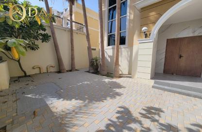 Villa - 4 - 5 for rent in Jumeirah Park - Dubai