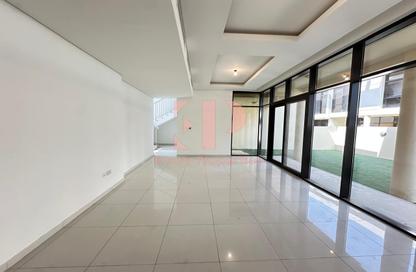 Townhouse - 3 - 5 for rent in Richmond - Damac Hills - Dubai
