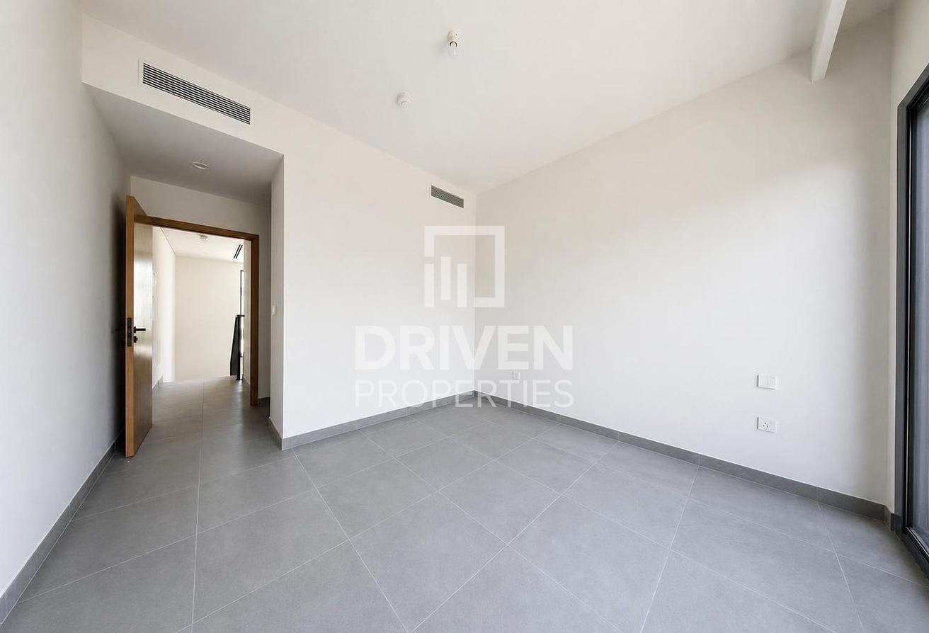 Prime Location | Modern Layout and Vacant Villa photo 7