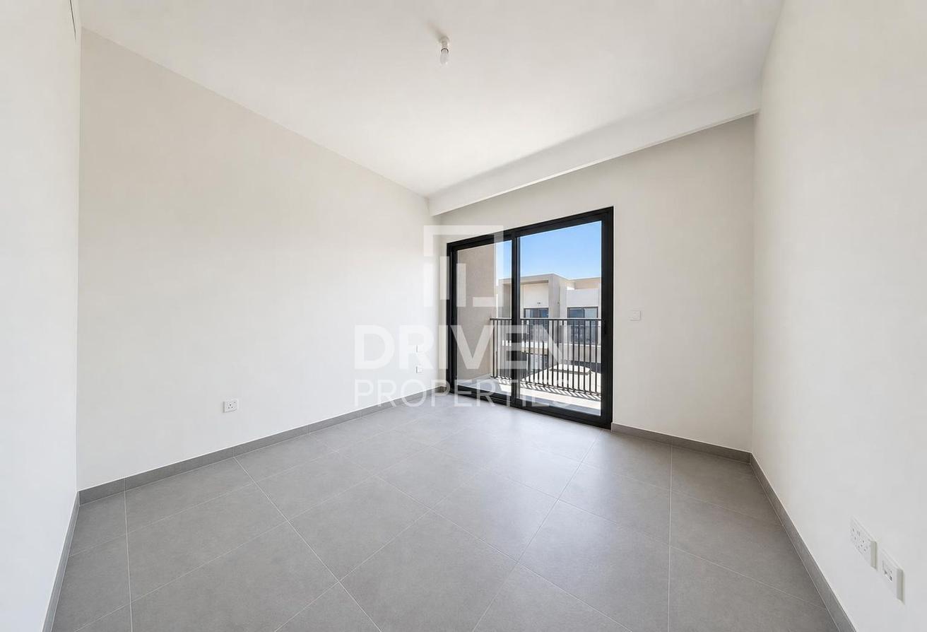 Prime Location | Modern Layout and Vacant Villa photo 11