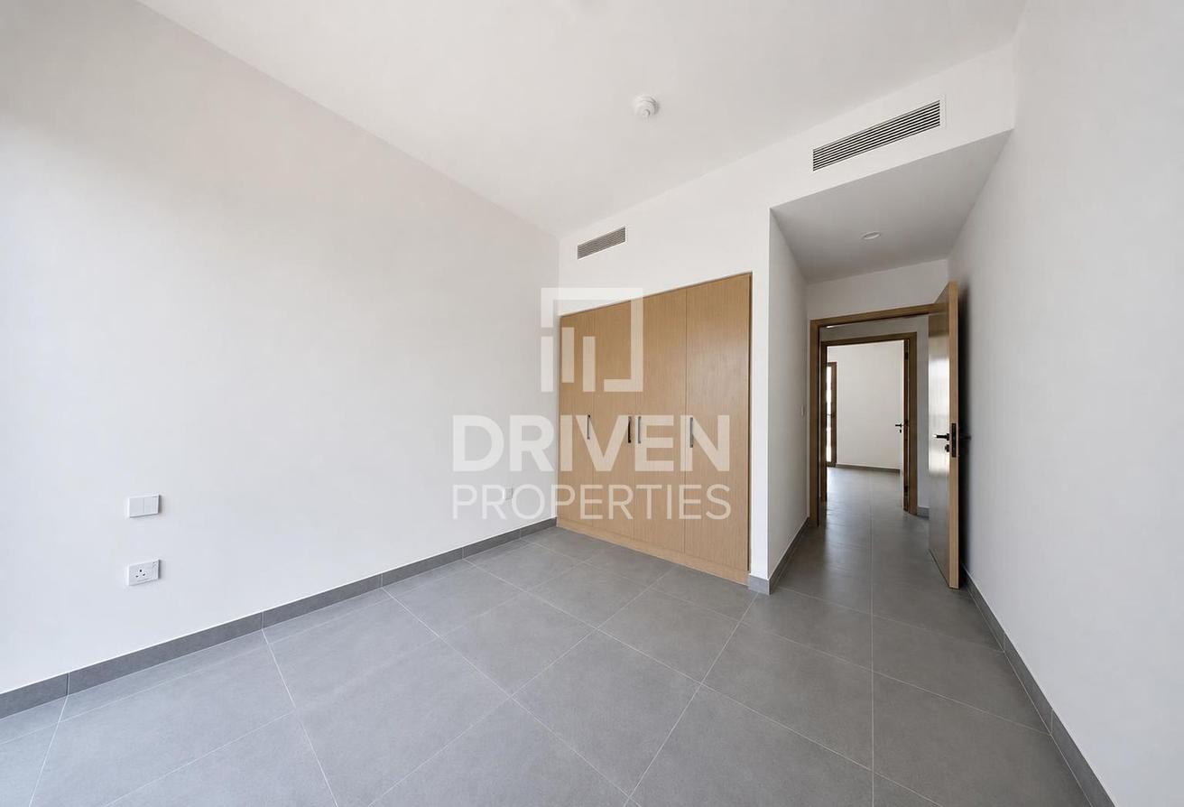 Prime Location | Modern Layout and Vacant Villa photo 8