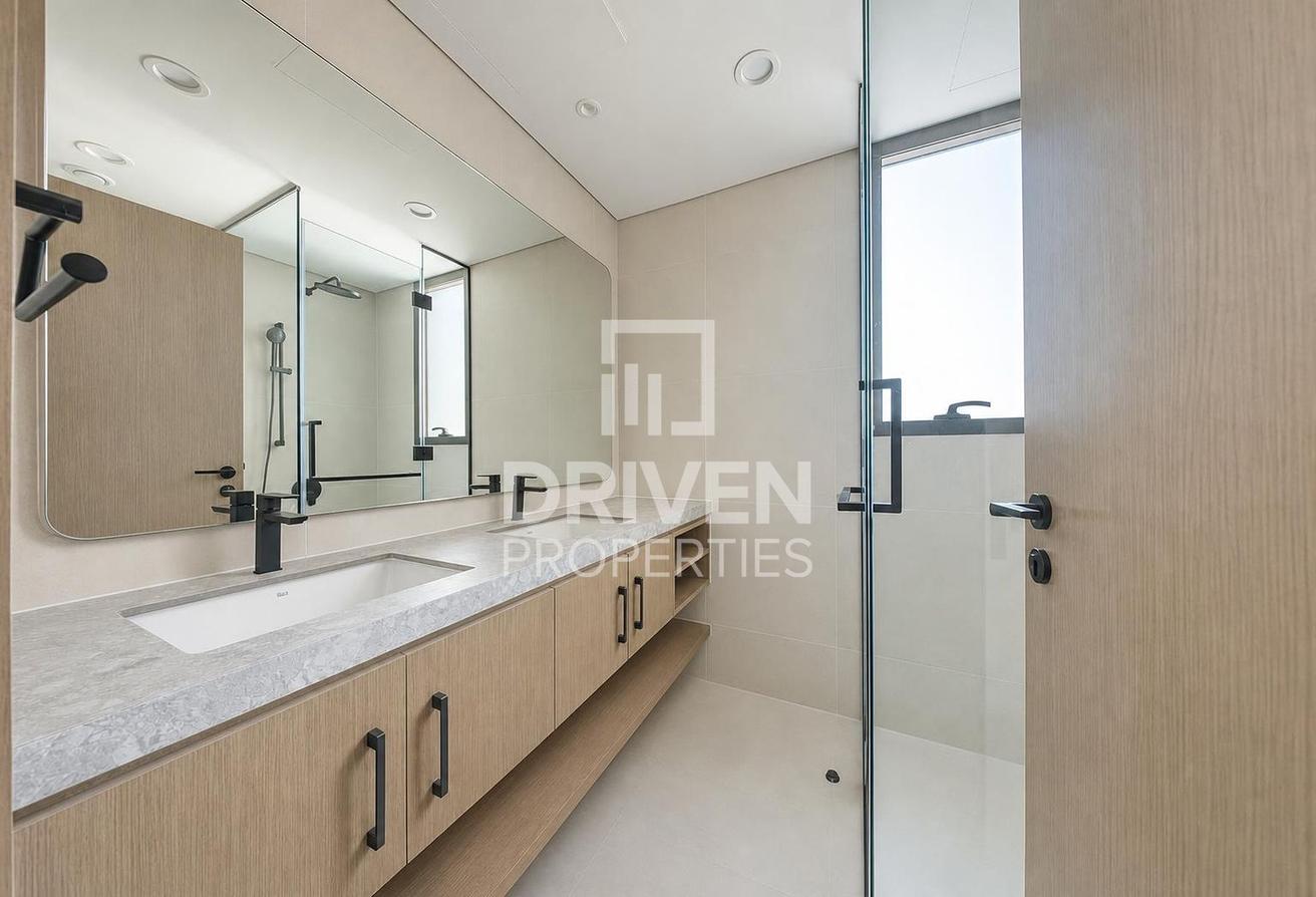 Prime Location | Modern Layout and Vacant Villa photo 14