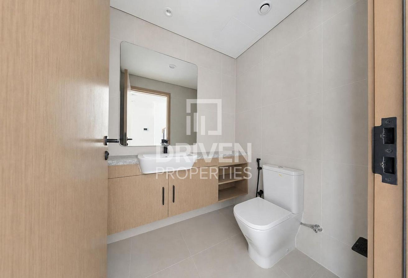 Prime Location | Modern Layout and Vacant Villa photo 16