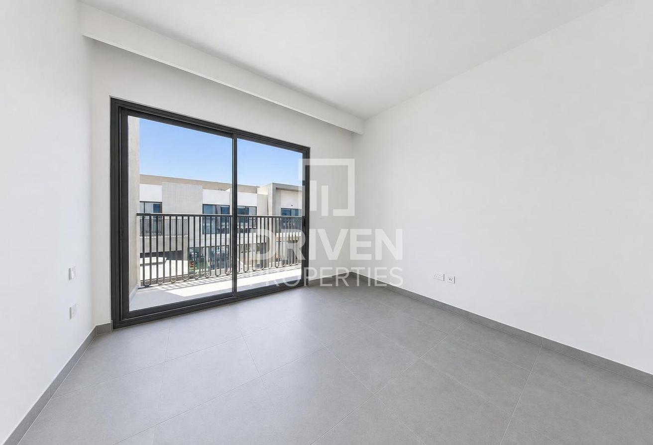 Prime Location | Modern Layout and Vacant Villa photo 9