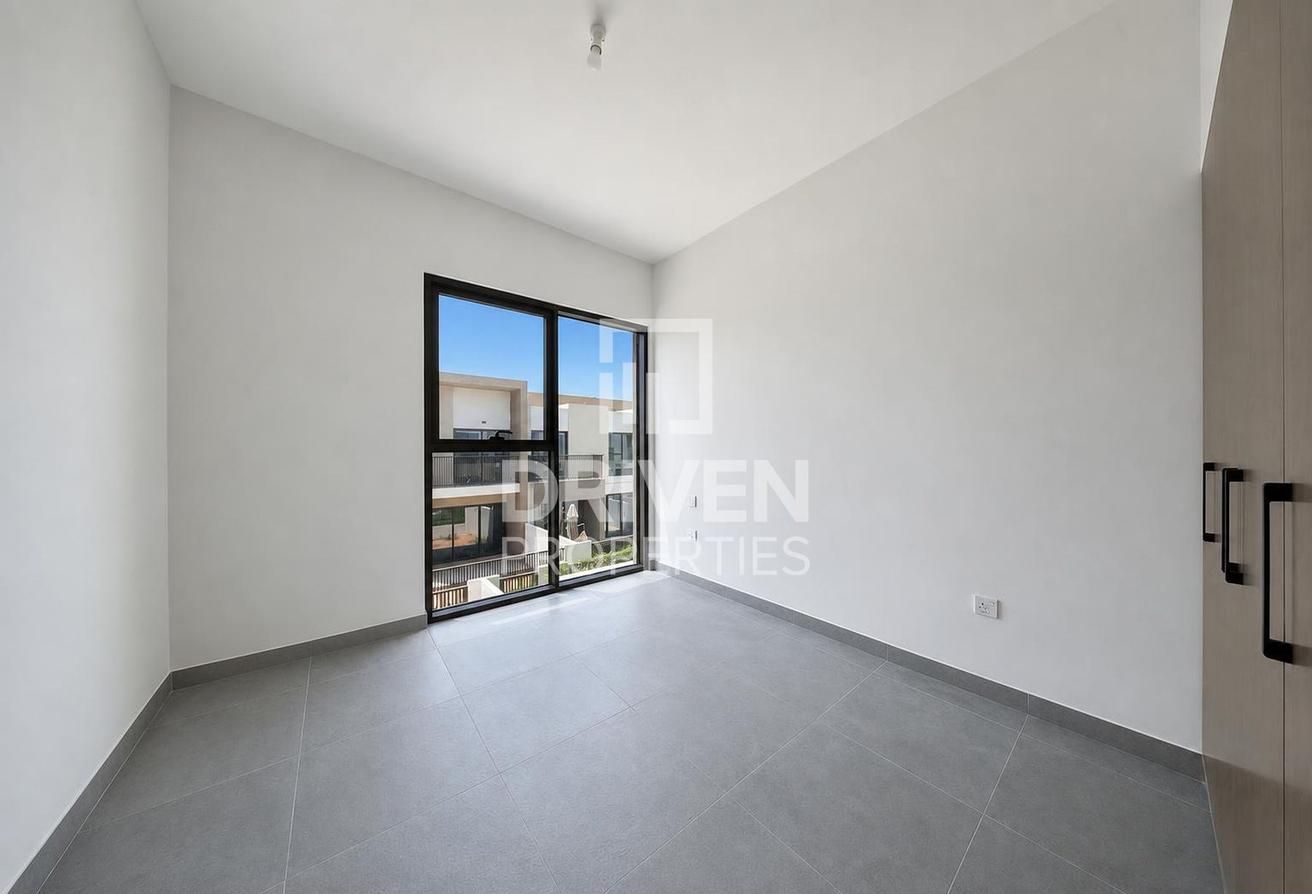 Prime Location | Modern Layout and Vacant Villa photo 6