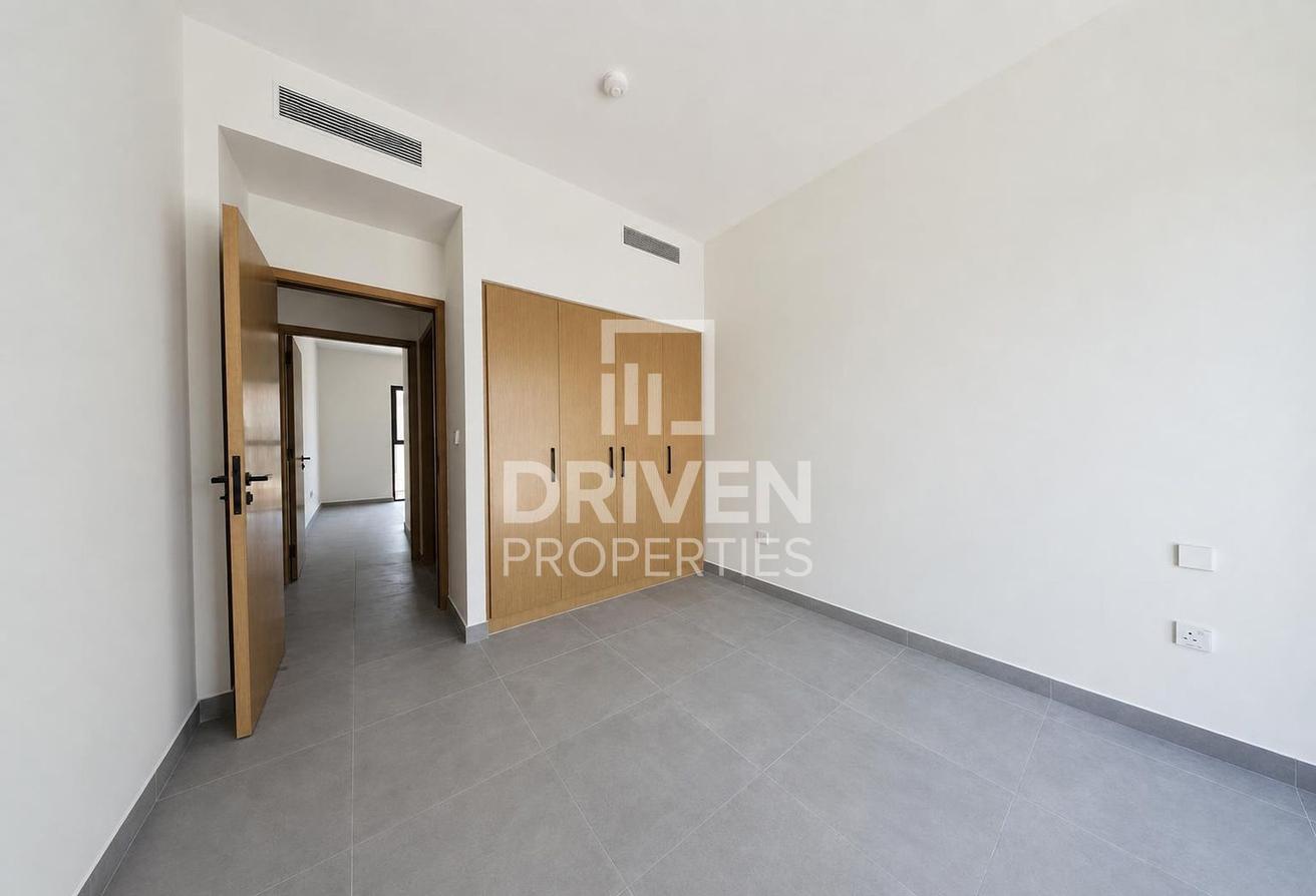 Prime Location | Modern Layout and Vacant Villa photo 12