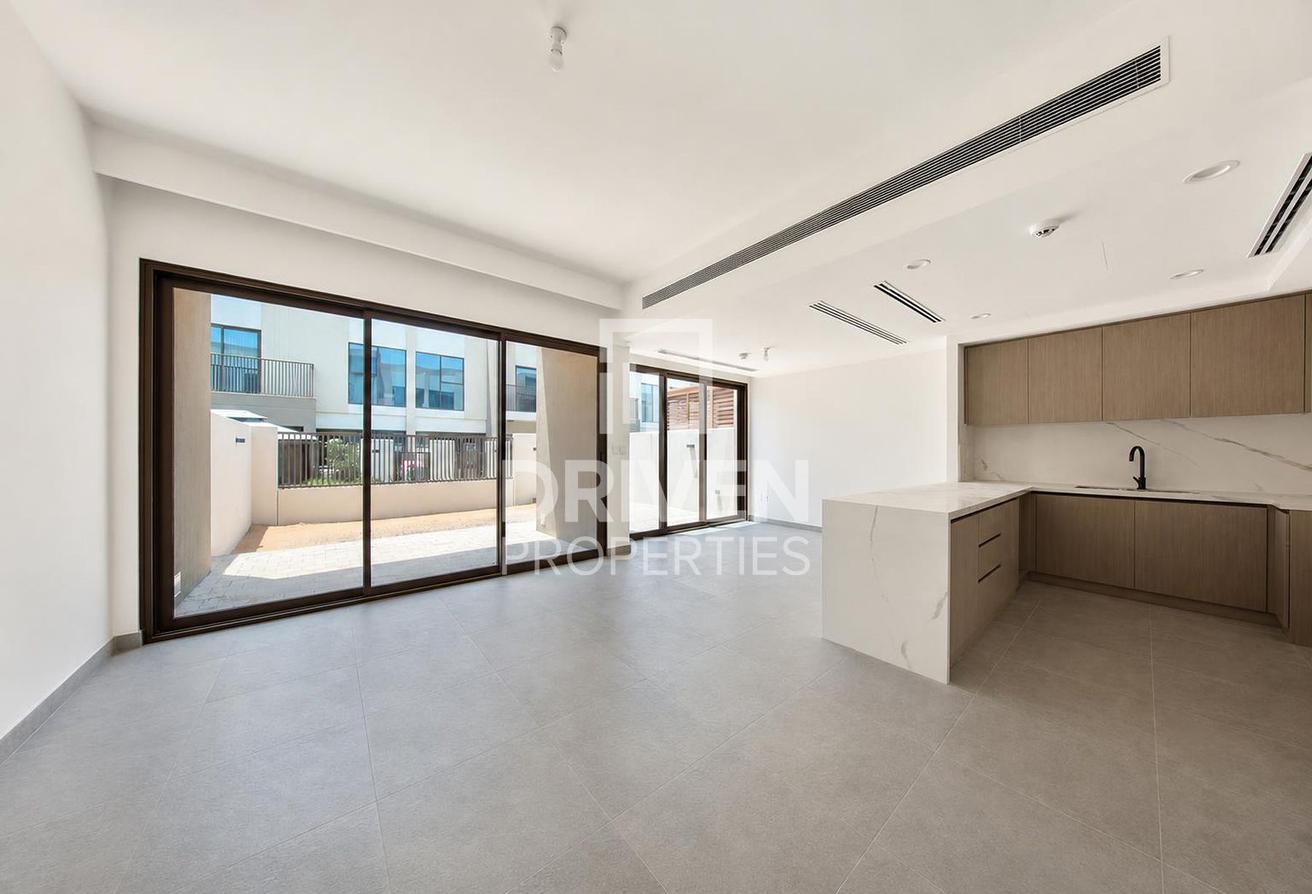 Prime Location | Modern Layout and Vacant Villa photo 5