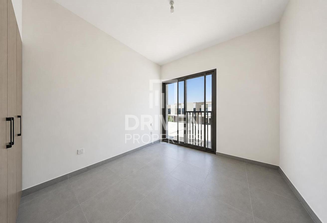 Prime Location | Modern Layout and Vacant Villa photo 10