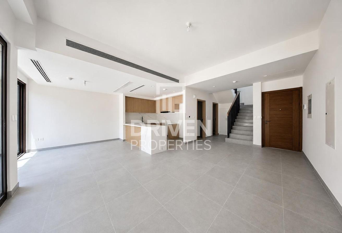 Prime Location | Modern Layout and Vacant Villa photo 2