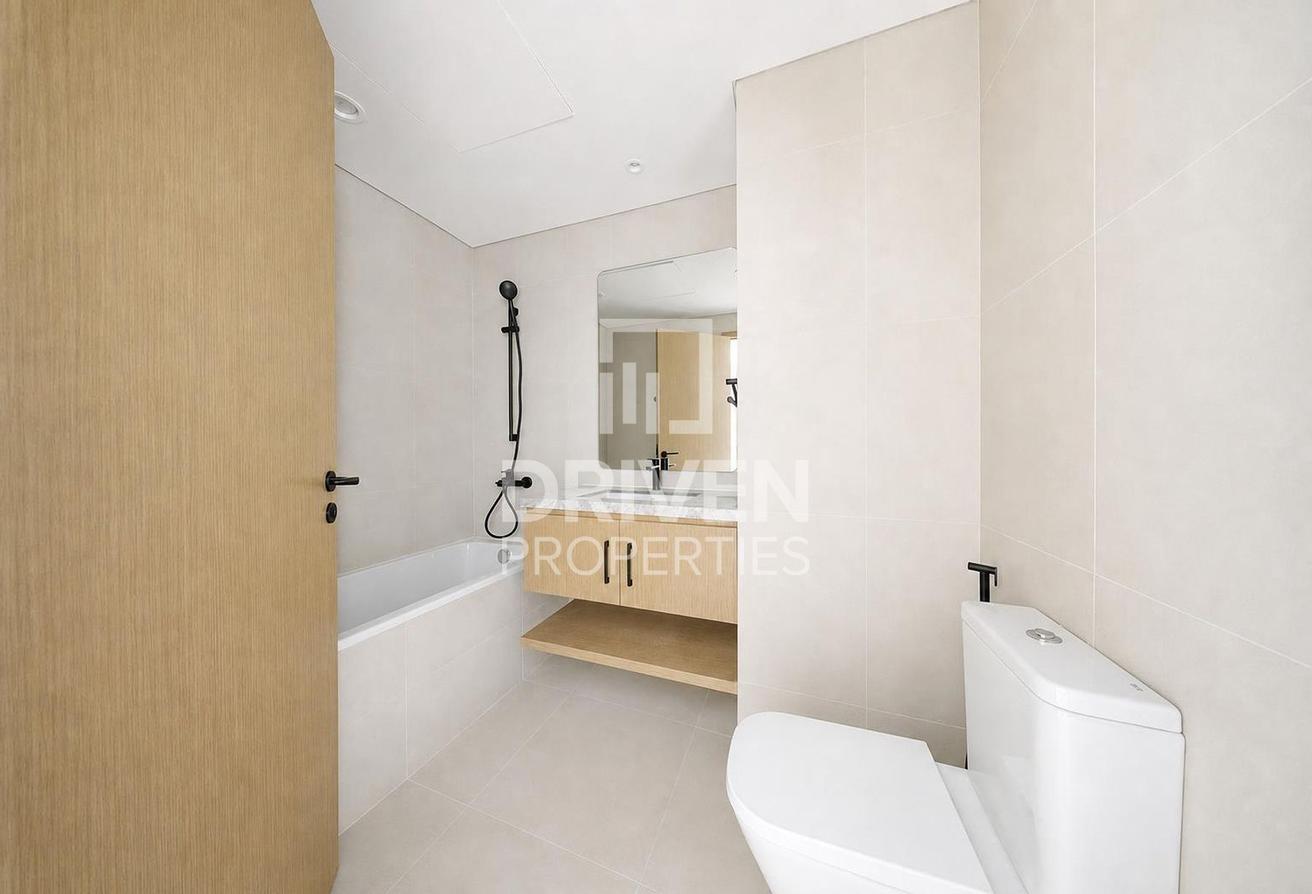 Prime Location | Modern Layout and Vacant Villa photo 15