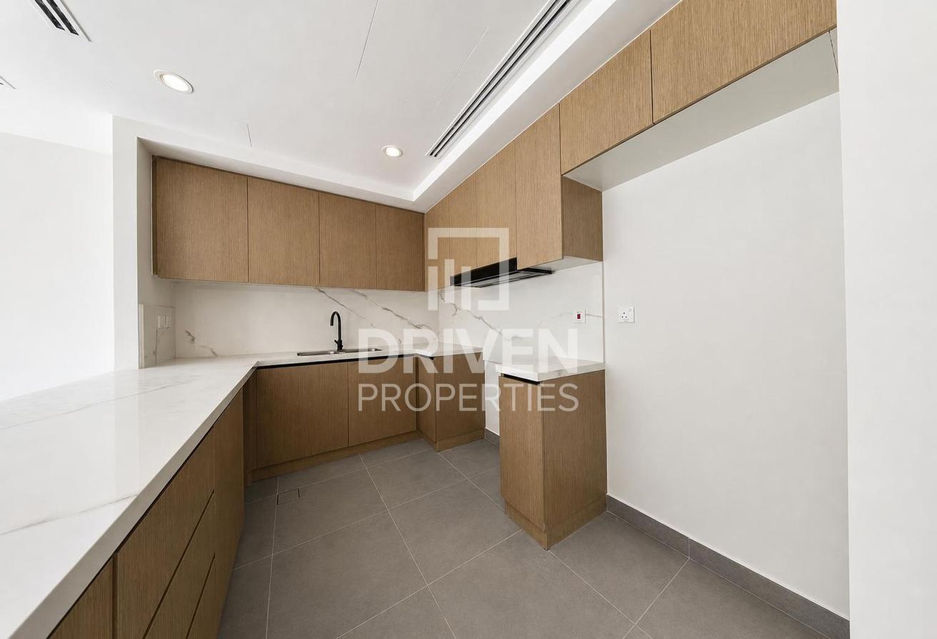 Prime Location | Modern Layout and Vacant Villa photo 13