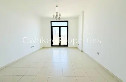 شقة - غرفة نوم - 2 حمامات للايجار في الرفاعة - بر دبي - دبي