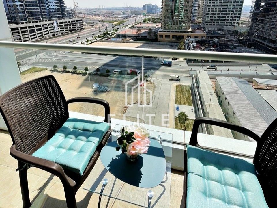 THE MINIMALIST | JLT STUDIO WITH PARTIAL LAKE VIEW