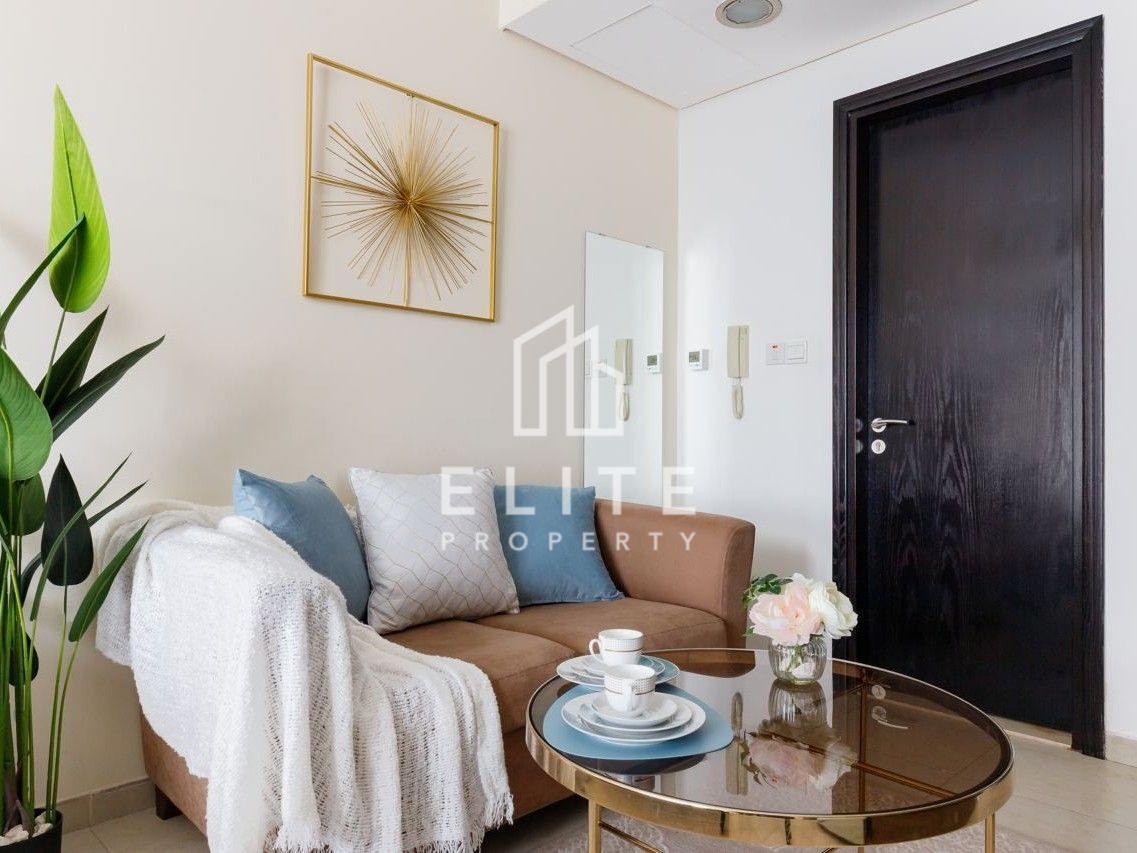 THE MINIMALIST | JLT STUDIO WITH PARTIAL LAKE VIEW