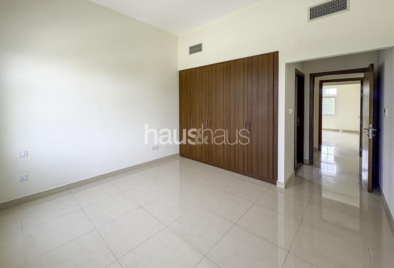 Ready to move in | Corner Unit | Massive Plot photo 15