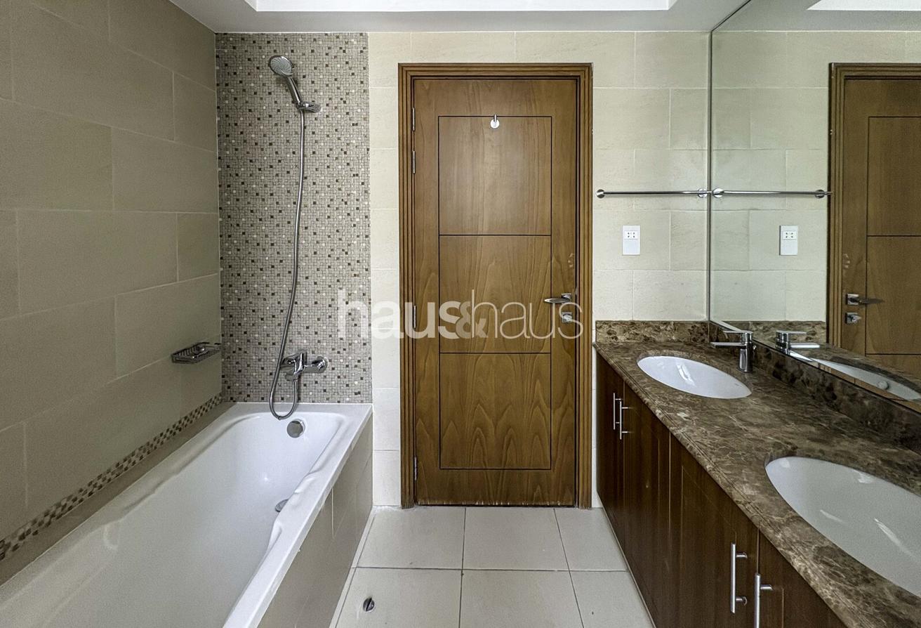 Ready to move in | Corner Unit | Massive Plot photo 11