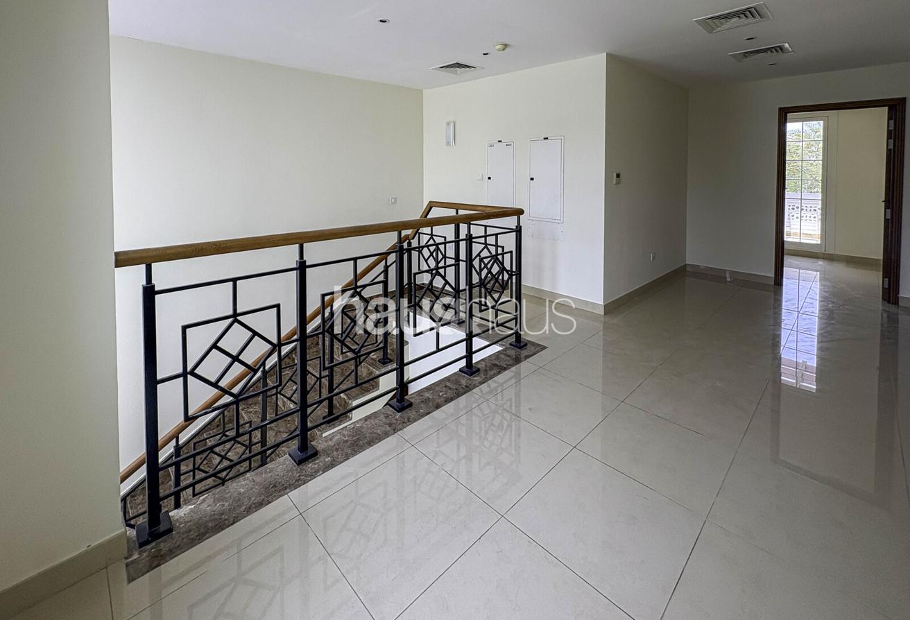 Ready to move in | Corner Unit | Massive Plot photo 16