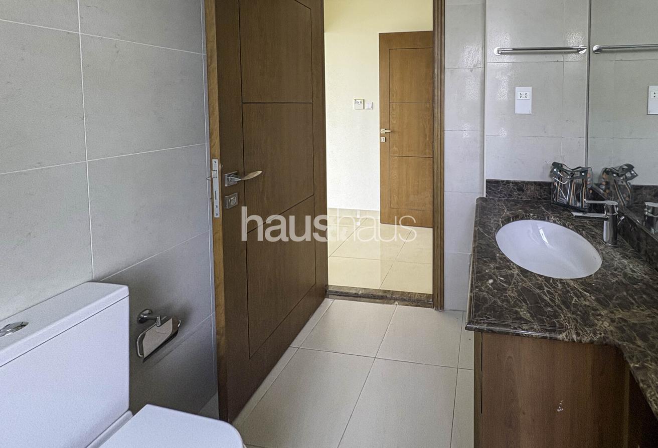 Ready to move in | Corner Unit | Massive Plot photo 13