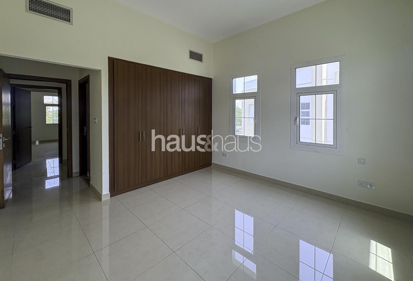 Ready to move in | Corner Unit | Massive Plot photo 12