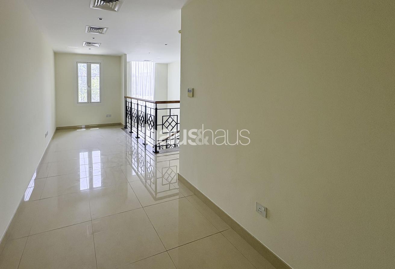 Ready to move in | Corner Unit | Massive Plot photo 9