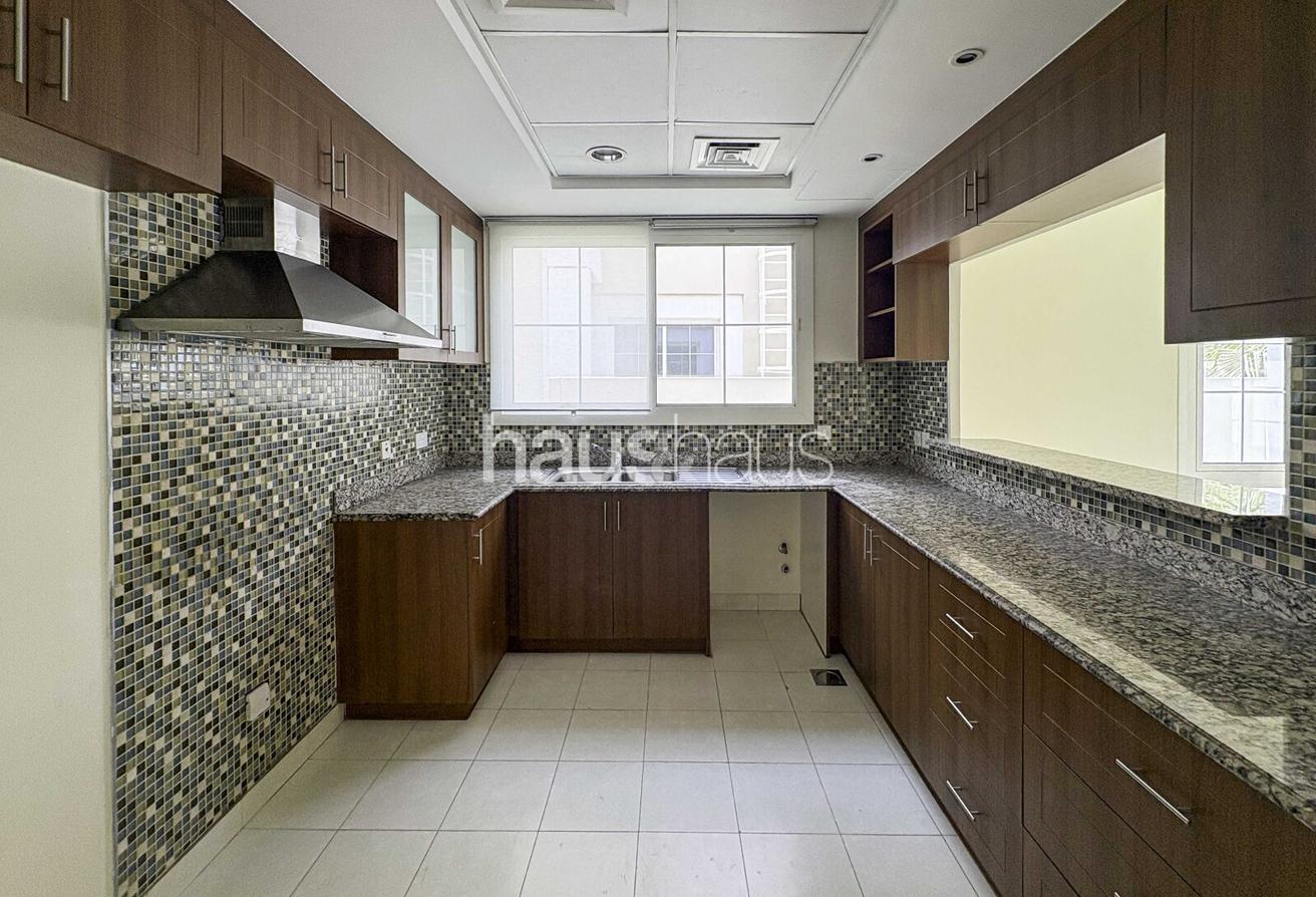 Ready to move in | Corner Unit | Massive Plot photo 7