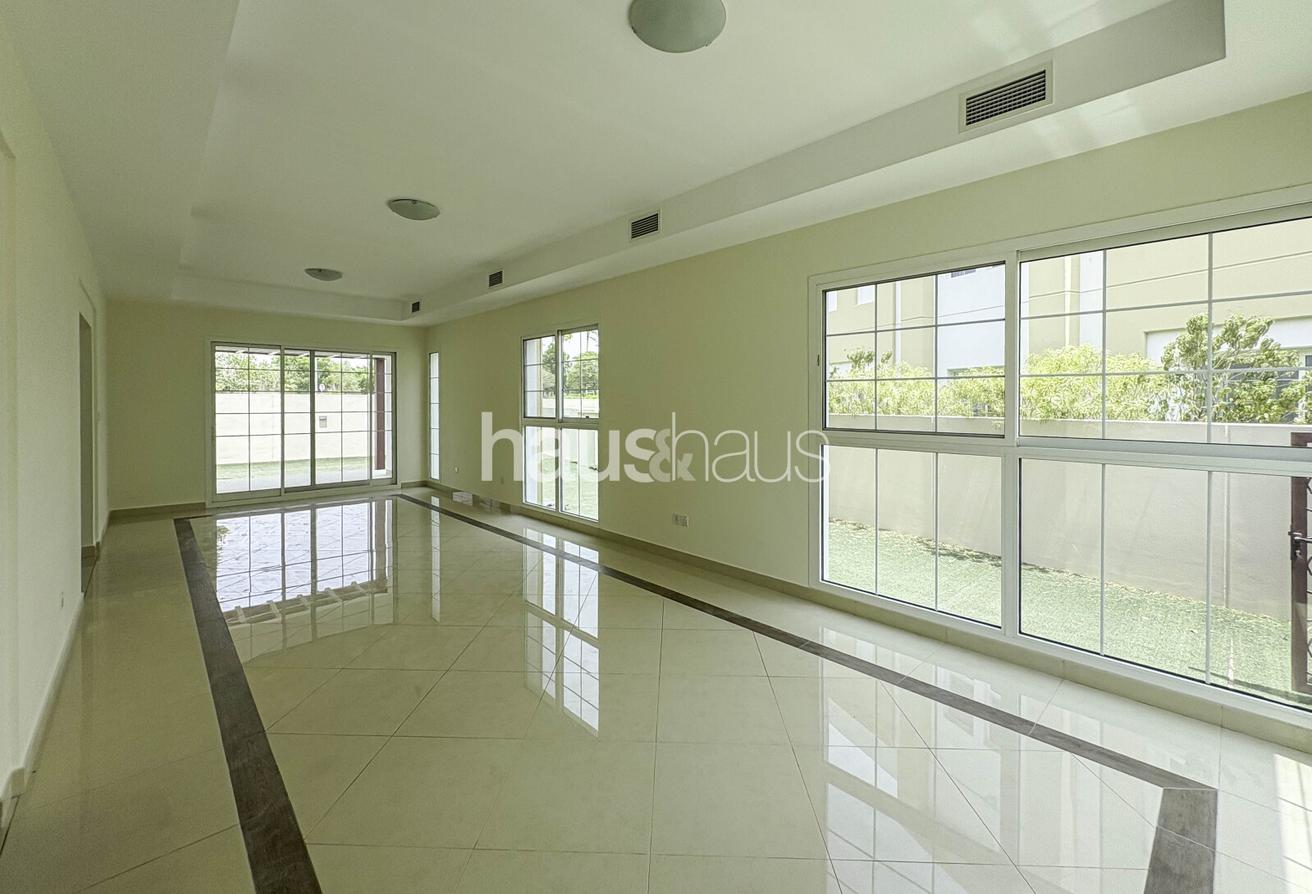 Ready to move in | Corner Unit | Massive Plot photo 4