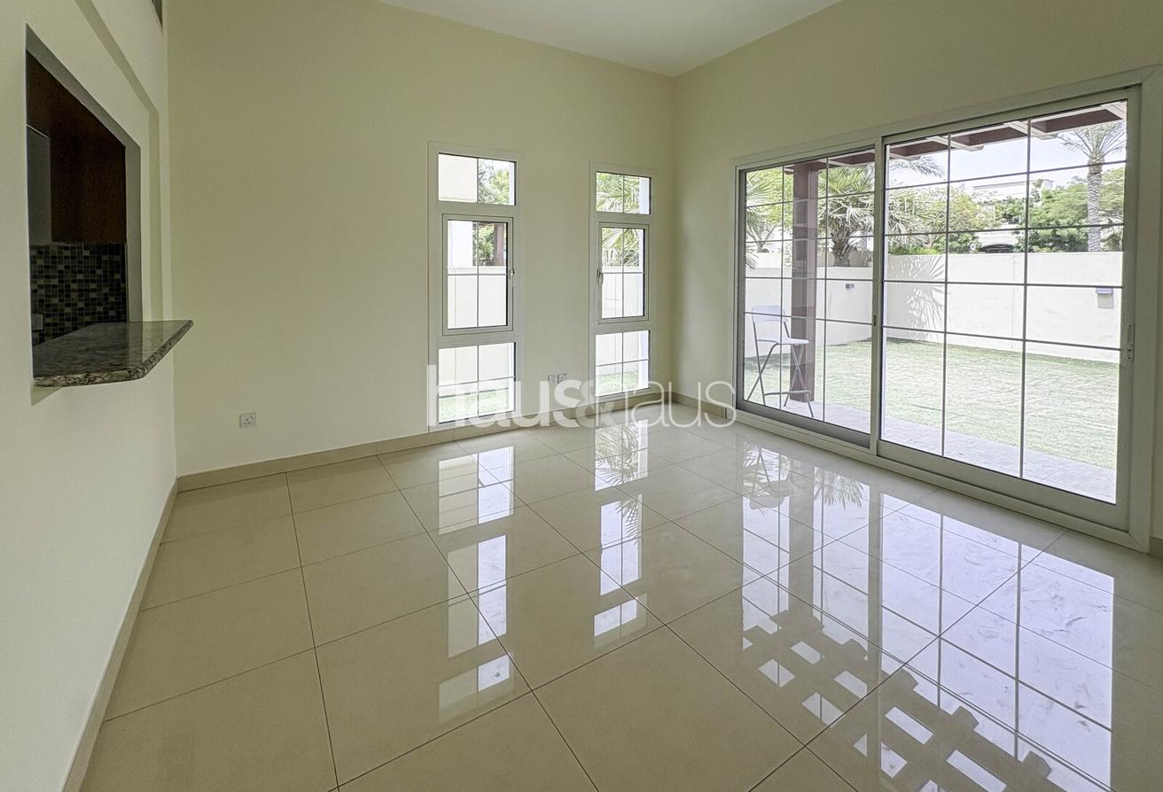 Ready to move in | Corner Unit | Massive Plot photo 6