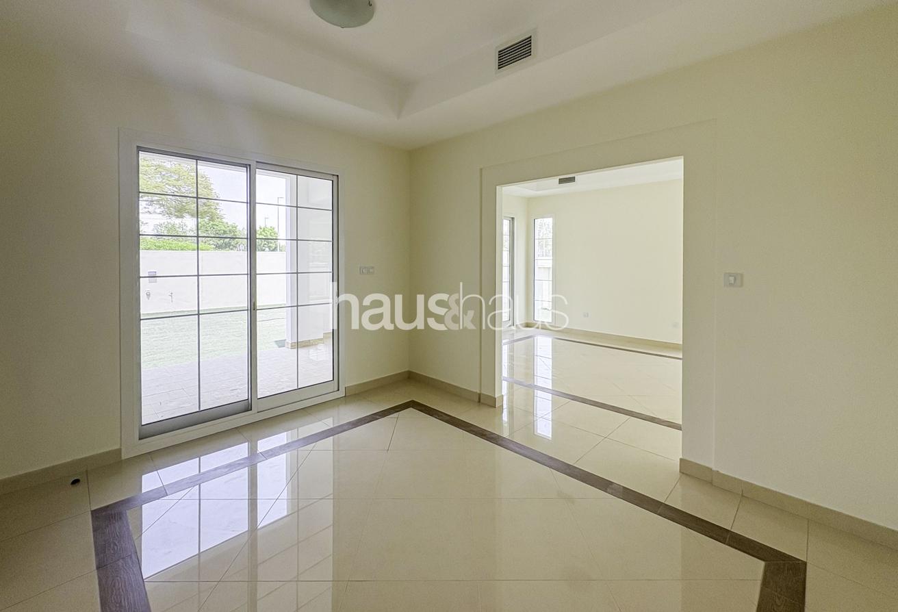 Ready to move in | Corner Unit | Massive Plot photo 5
