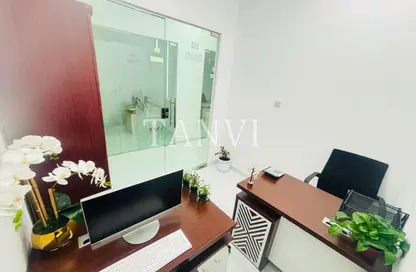 Office Space - Studio - 1 Bathroom for rent in Red Avenue - Al Garhoud - Dubai