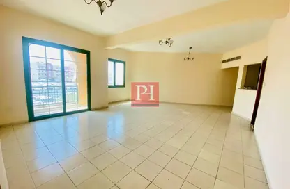 شقة - غرفة نوم - 2 حمامات للايجار في مبنى آي02 - طراز مغربي - المدينة العالمية - دبي