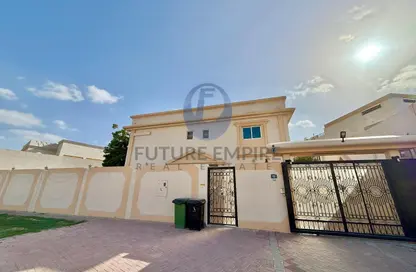 Villa - 4 Bedrooms - 5 Bathrooms for rent in Mankhool - Bur Dubai - Dubai