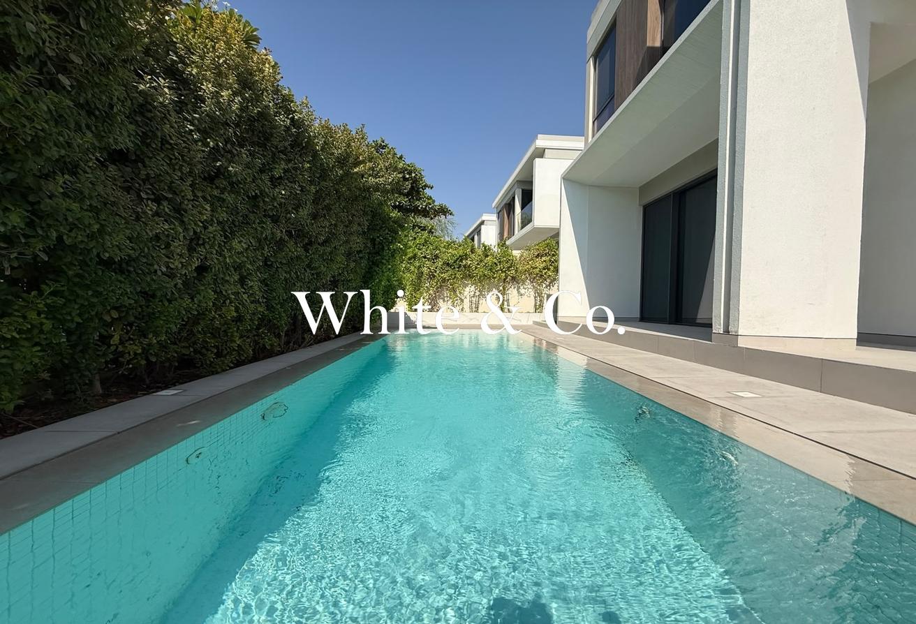 Private pool | Closed kitchen | Single row photo 2
