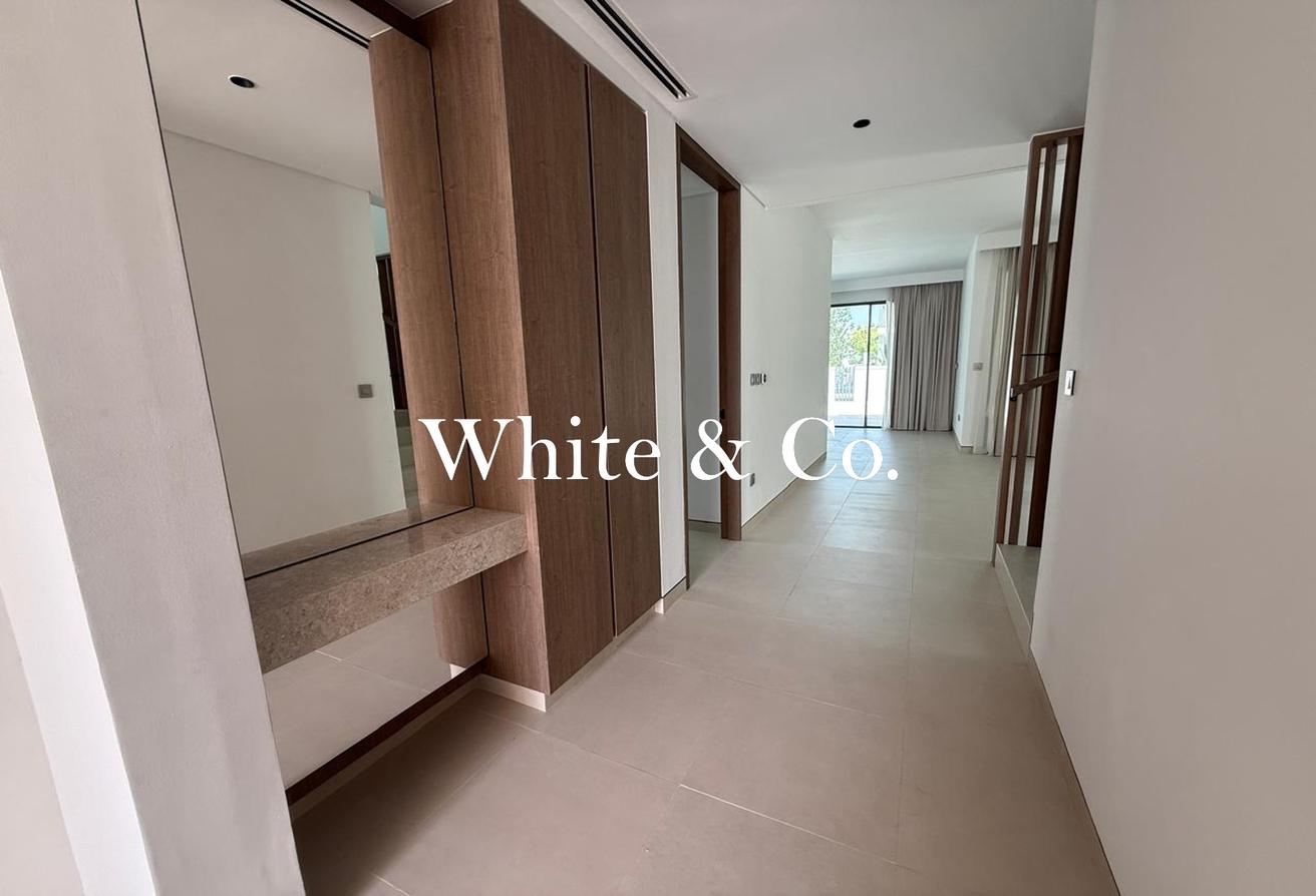 Private pool | Closed kitchen | Single row photo 13