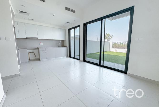 Vacant | Single Row | Prime Location photo 2