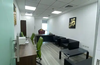 مكتب - استوديو - 4 حمامات للايجار في برج لطيفة - شارع الشيخ زايد - دبي