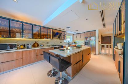 Villa - 5 Bedrooms - 6 Bathrooms for rent in Legacy - Jumeirah Park - Dubai